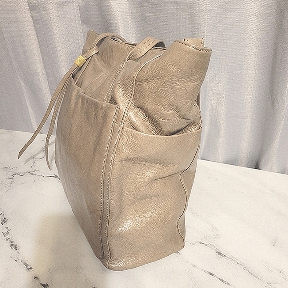 HOBO Grey/Light Taupe Everyday Large Leather Shoulder Bag With Wanderlust Lining - Picture 6 of 10